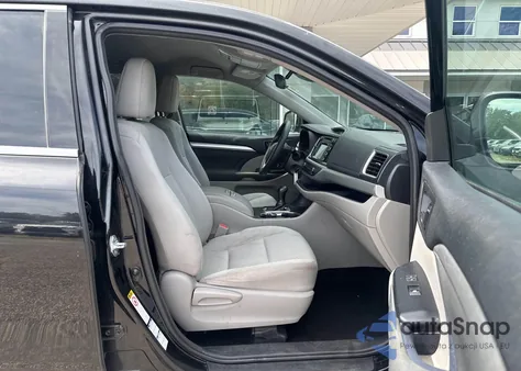 2018 Toyota Highlander Le/Le Plus z USA, uszkodzony, nr VIN 5TDBZRFHXJS818317